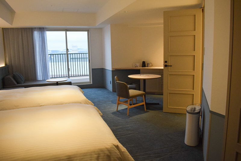 デラックスルーム。海は見えないが広々とした部屋。ベッド4台まで増やせる