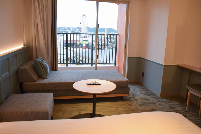 スーペリアルーム。スタンダードツインに次いで多いタイプ。オーシャンビューではないが観覧車などアメリカンビレッジが見える。ベッド4台まで増やせる