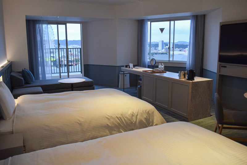 プレミアコーナールーム。角部屋でカウンター式のテーブルが特徴。ベッド4台まで増やせる