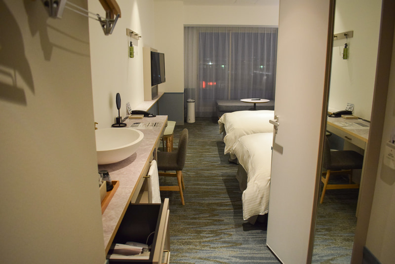 入口を入ったところ。右側扉がバスルーム。洗面台はバスルームの外に独立しているアウトベイシンタイプ