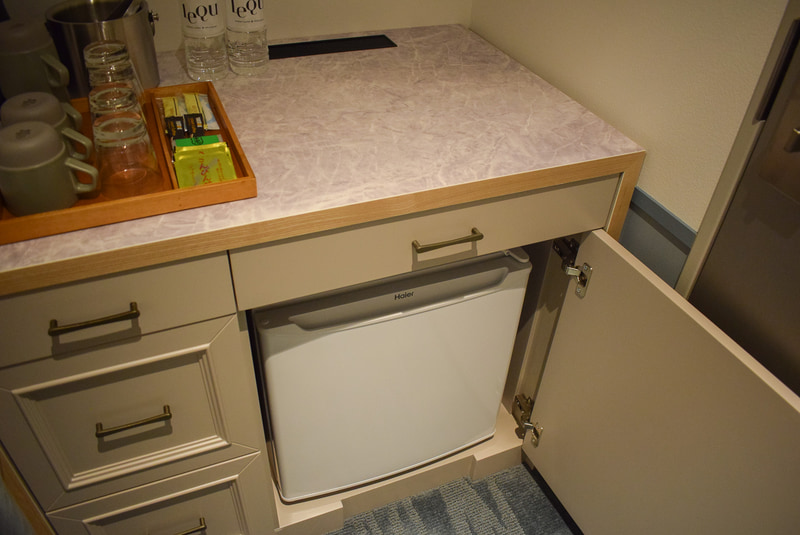 入口を入ってすぐのコーナーに冷蔵庫とお茶セットがある。ミネラルウオーター、緑茶、コーヒーのほか、さんぴん茶のティーバッグも