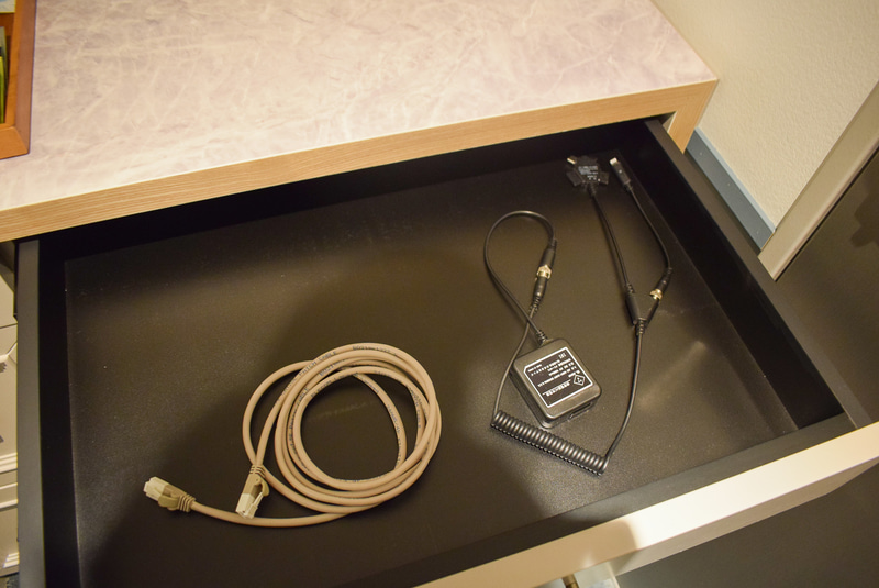 冷蔵庫上の引き出しにはLANケーブルと携帯充電器