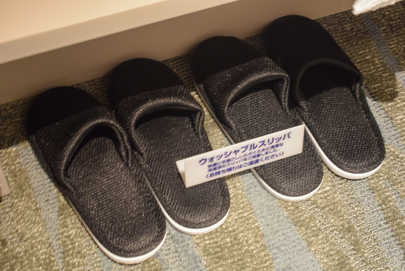 スリッパはウォッシャブルのものを採用。使い捨てに比べふかふかして履き心地がよい