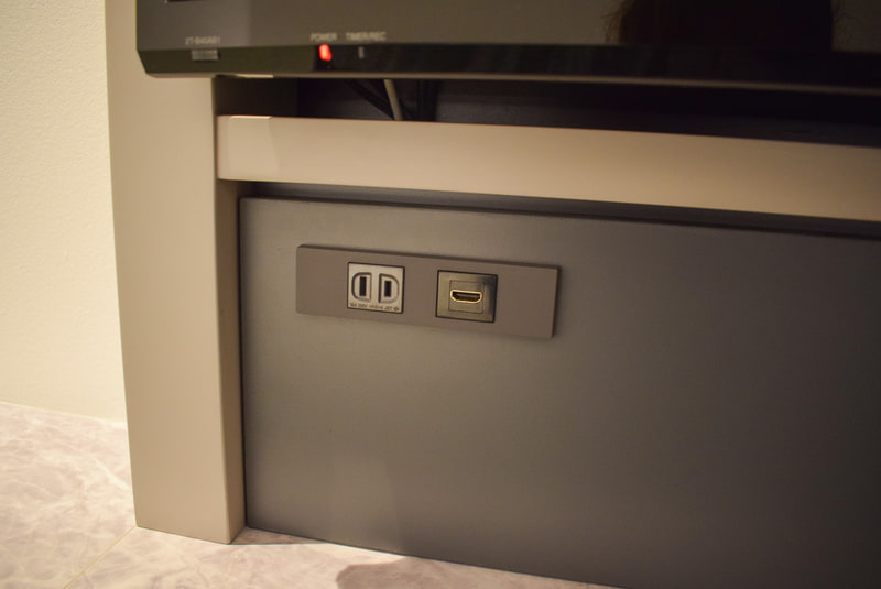 テレビ下に電源コンセントとHDMIを設置