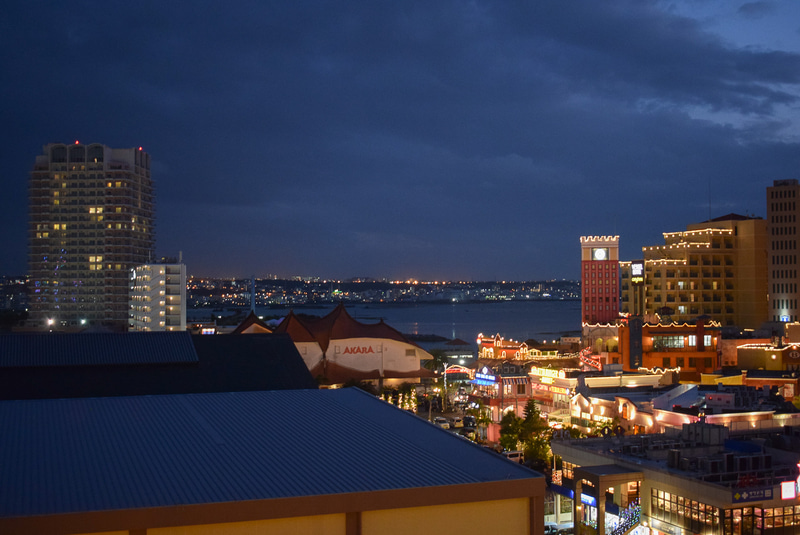 窓からは観覧車などアメリカンビレッジの夜景が見える