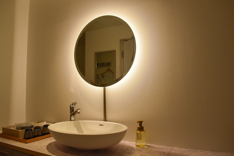 洗面台の鏡は間接照明