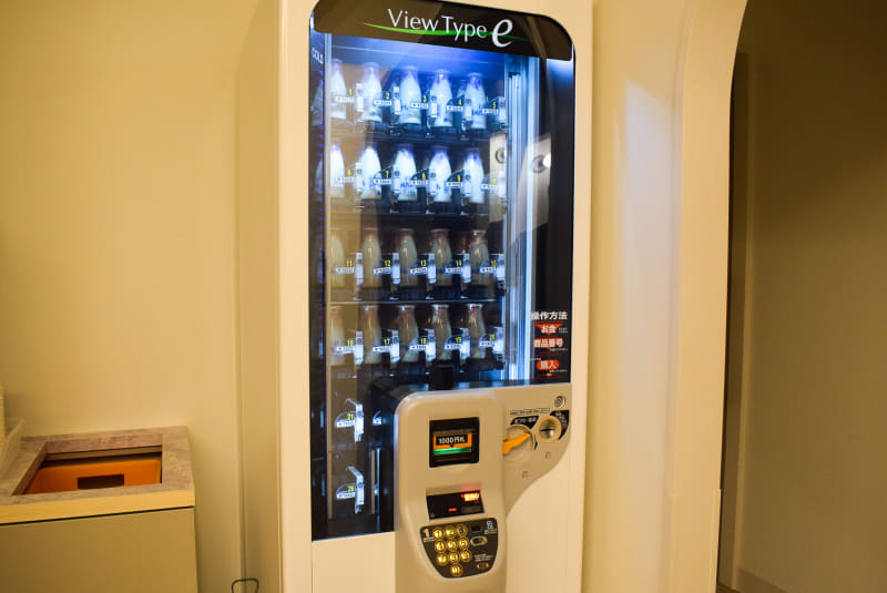 牛乳の自動販売機。コーヒー牛乳もある