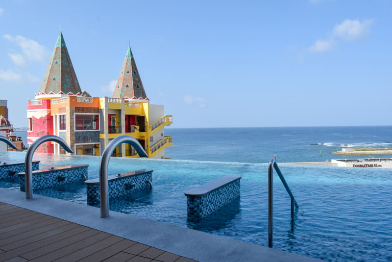 海を一望できるインフィニティプール