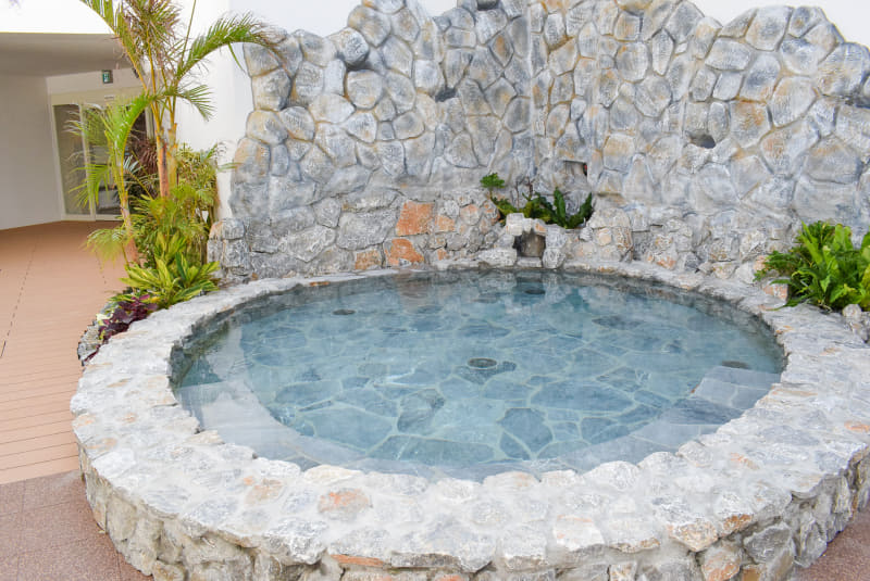 温泉水を使用した岩風呂