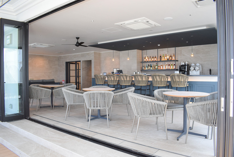 オープンな雰囲気のカフェ＆バー