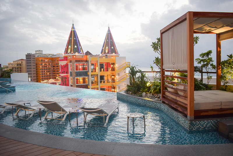 日が落ちてくるとプールはライトアップ。周辺の夜景と相まって幻想的な雰囲気に