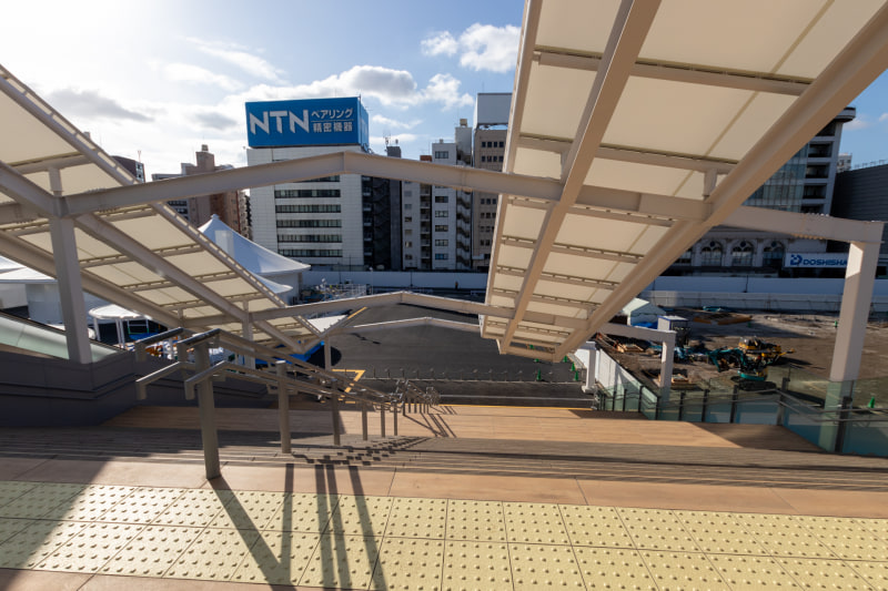 2階にある改札とその周辺