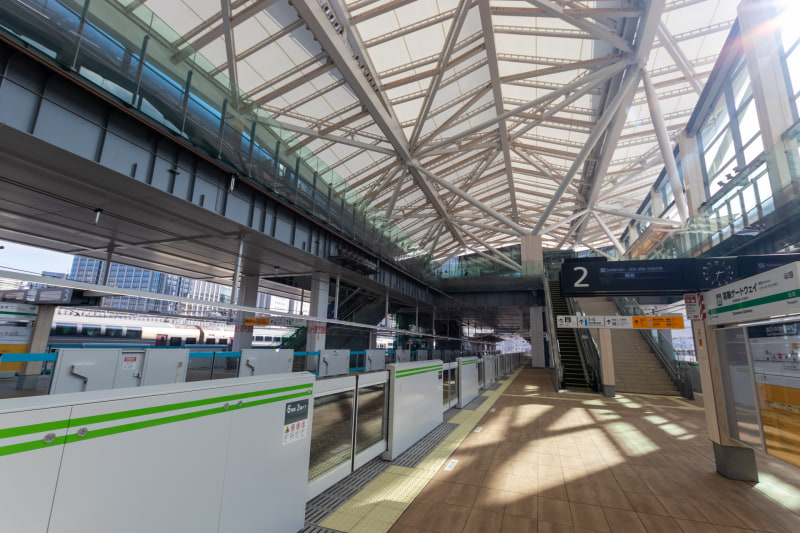 ホームには案内表示やホームドア、ベンチなどがすでに設置されており、あとは時刻表を掲示して開業を待つのみ