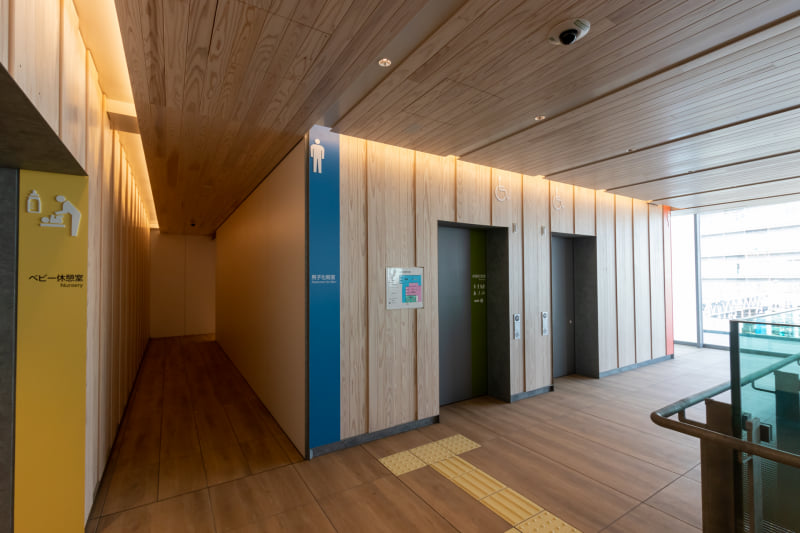 トイレなどの天井や壁面には木材が多く使われているのも特徴。耐久性を持たせるために表面には特殊加工が施されている