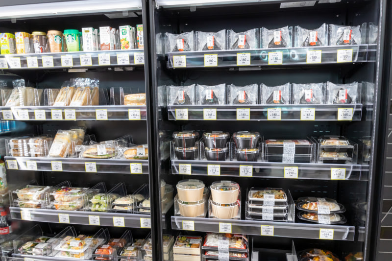 品揃えは豊富で、ビールや缶チューハイといったアルコール類も置いてある