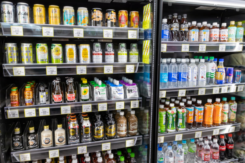 品揃えは豊富で、ビールや缶チューハイといったアルコール類も置いてある