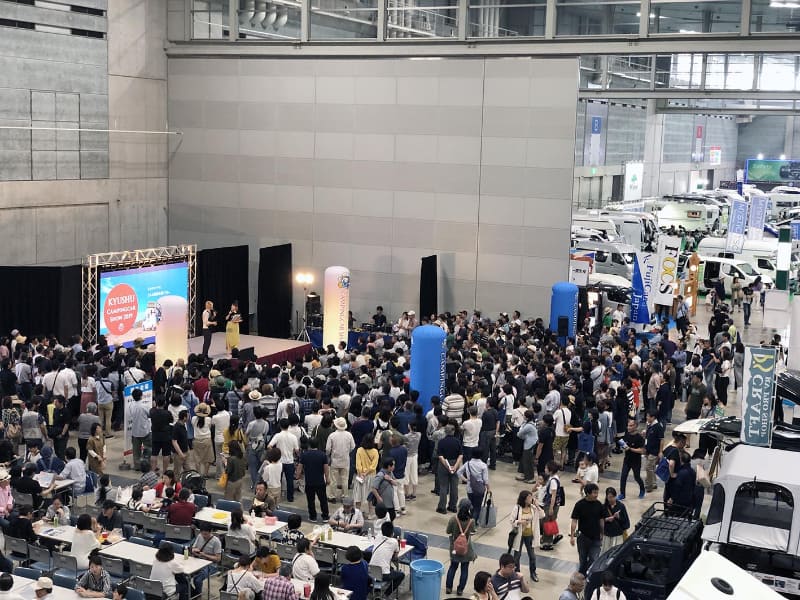 キャンピングカーの展示のほか、子ども向けのキャラクターショーなども実施する