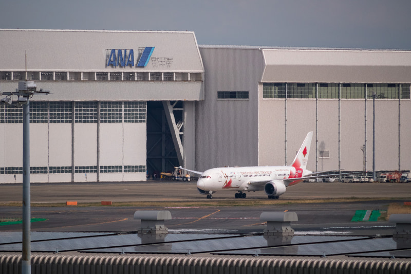 到着後、JAL格納庫の前で「みんなのJAL2020ジェット」と並んで駐機