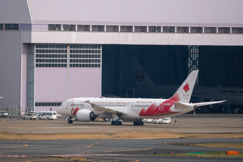 到着後、JAL格納庫の前で「みんなのJAL2020ジェット」と並んで駐機