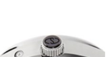 りゅうずにセラミックロゴがアクセントに