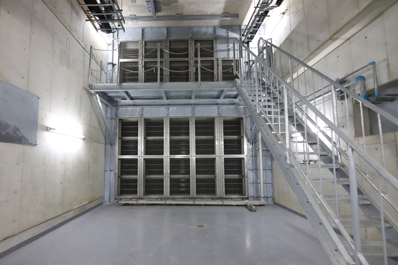 電気集じん機。排気中の粉塵などはこの装置で取り除く。この部屋は秒速12mで空気が流れるという