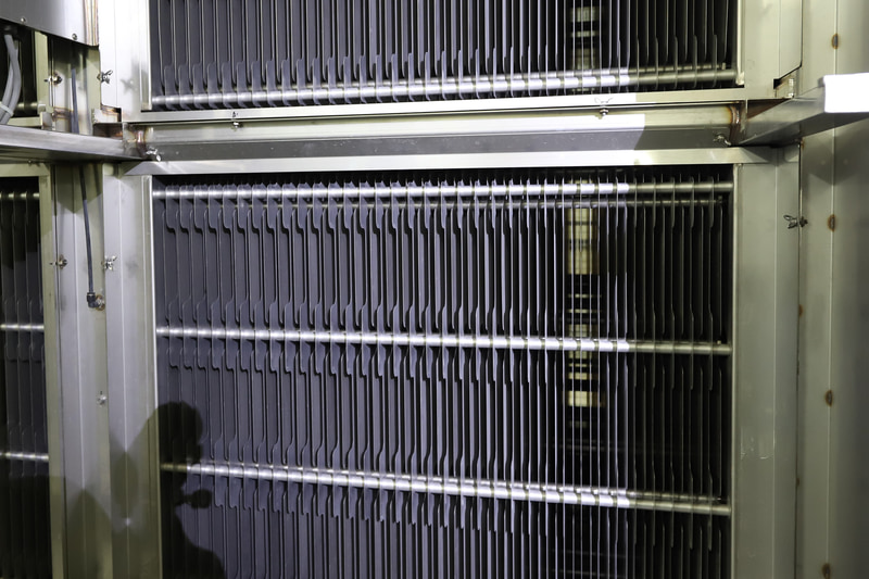 静電気を流して粉じんを吸着させる仕組みだ。吸着した粉じんは交通量の少ない時間帯などに自動で水洗される