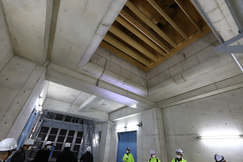 粉じんを取り除いた空気を、天井のファンで垂直に吹き上げる