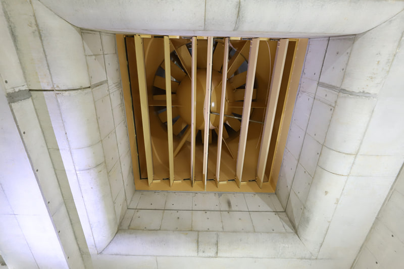 粉じんを取り除いた空気を、天井のファンで垂直に吹き上げる