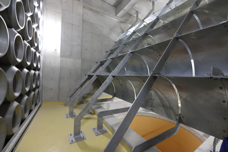 トンネルから吹き上げられた空気は、ここで左向きに方向を変える