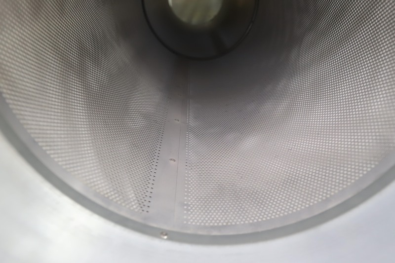 巨大な消音装置。ここで音を約25dBに低減させる、周囲の環境への配慮だ