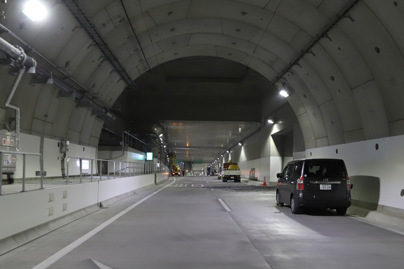 手前の丸い断面が「シールドトンネル」、奥の四角の断面が「開削トンネル」