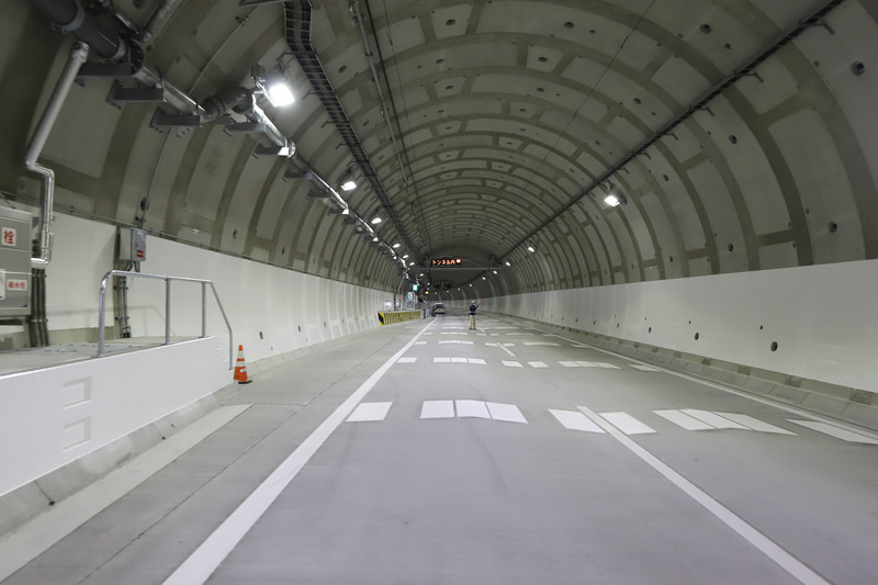 シールドトンネル。大深度地下や山をくりぬくトンネルの大半はこのタイプ