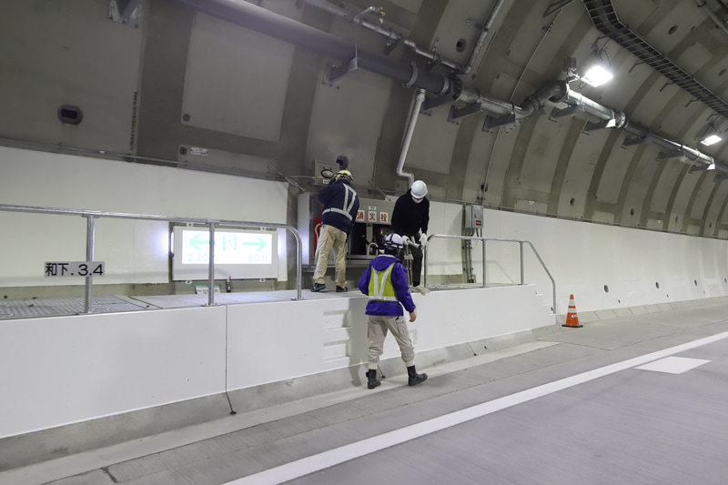 50mごとにある消火栓、扉を開き、ホースを取り出して、放水レバーを倒すと水が噴き出す