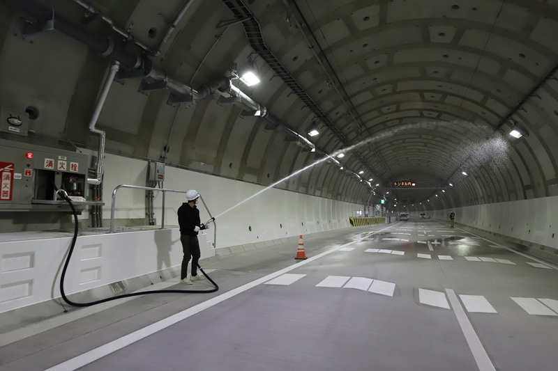 50mごとにある消火栓、扉を開き、ホースを取り出して、放水レバーを倒すと水が噴き出す