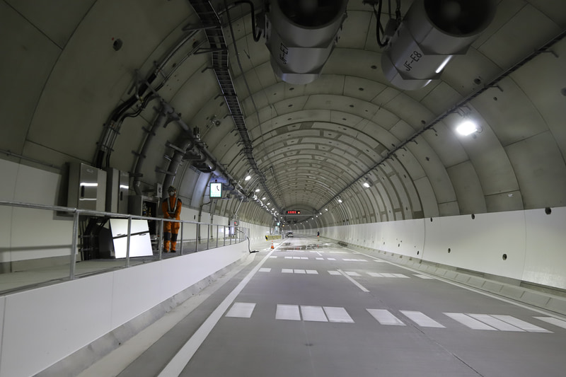 水噴霧装置（スプリンクラー）作動の様子。公開時は30mほどの区間のみ作動したが、反対側が見えないほどの水勢だった