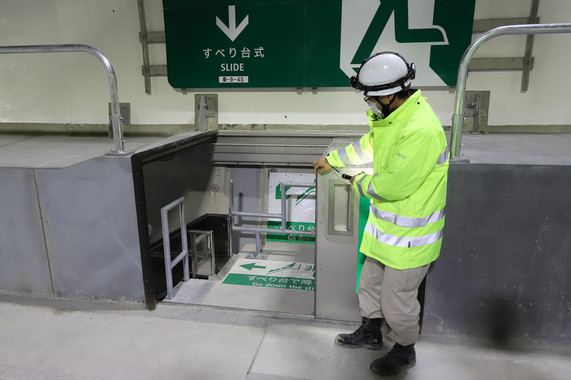 非常口のカバーはスライドして開くようになっている