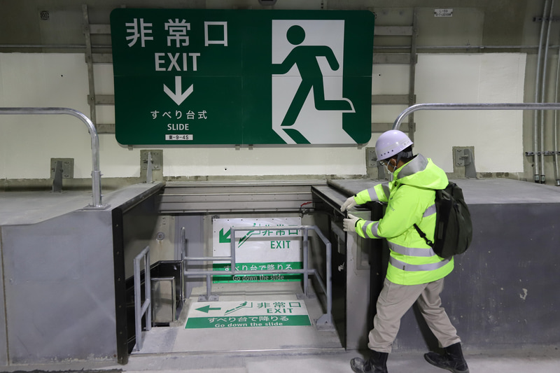 非常口のカバーはスライドして開くようになっている