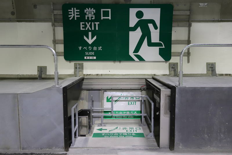 非常口のカバーはスライドして開くようになっている