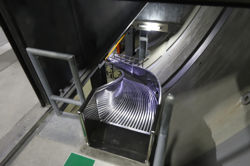 道路の下につながるすべり台がある