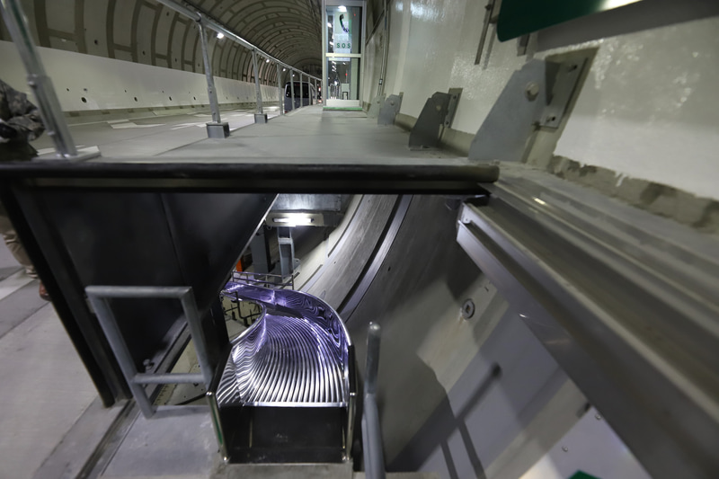 トンネルの断面形が分かる角度で撮影。道路の下の空間を有効に利用している