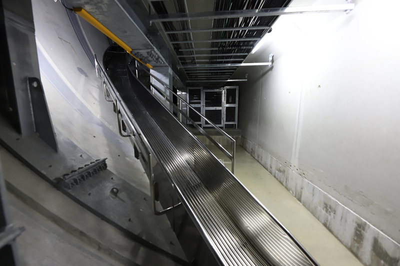 トンネルの断面形が分かる角度で撮影。道路の下の空間を有効に利用している