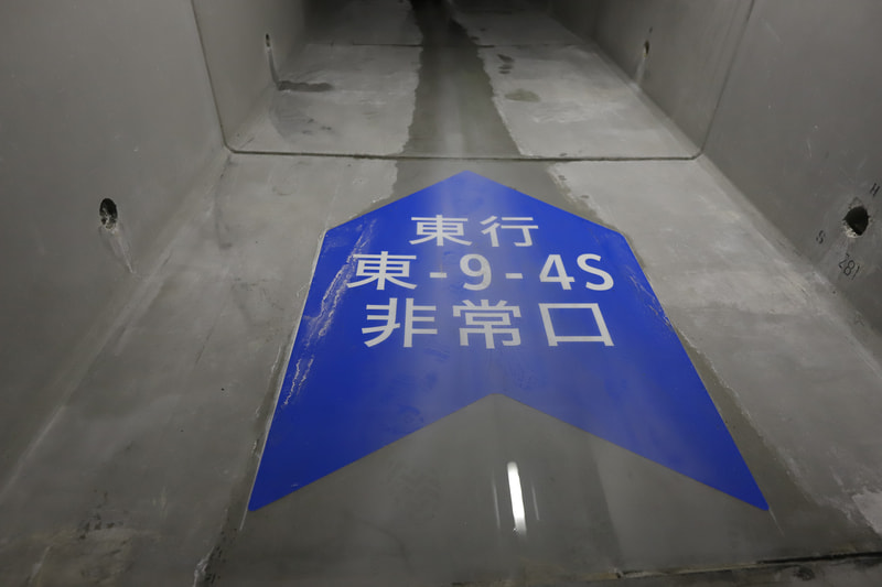 各所に避難方向が描かれており、避難時に迷うことはない