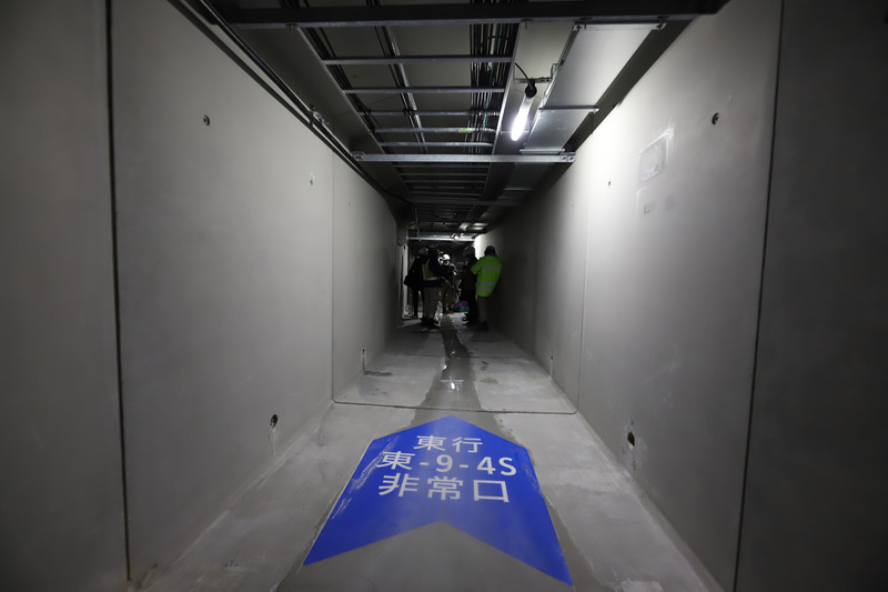 避難通路。やや薄暗いが遠くまではっきりと見える