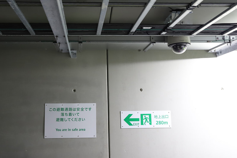 天井には監視カメラがあり、非常時には避難の様子もモニターしている