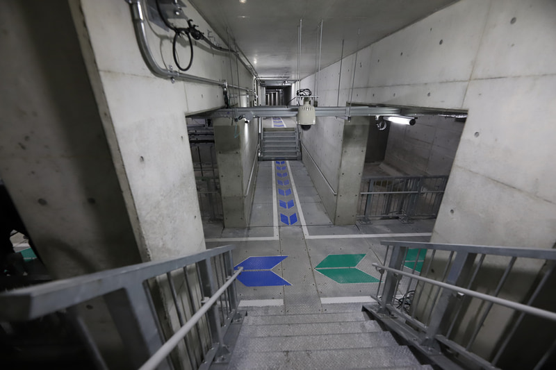 避難通路を進むと合流点があった。左が地上に脱出する経路で、右は反対車線からの避難通路だ