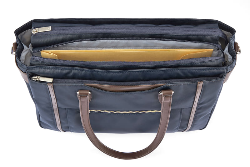 さまざまなポケットやボトルホルダー、PC収納スペースなどを備える