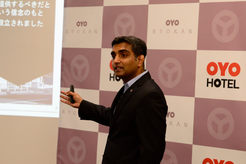 OYO Hotels Japan合同会社の代表者でオペレーティング・パートナーのプラスン・チョードリー氏は、日本におけるOYOの事業概要と現況についてプレゼンテーションを行なった