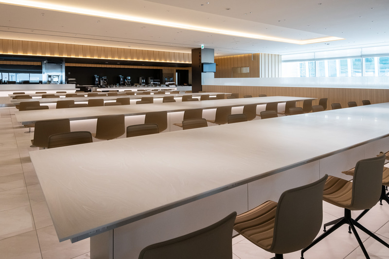 ANA LOUNGEのダイニングエリア。写真右はLIVEキッチンサービスのイメージ