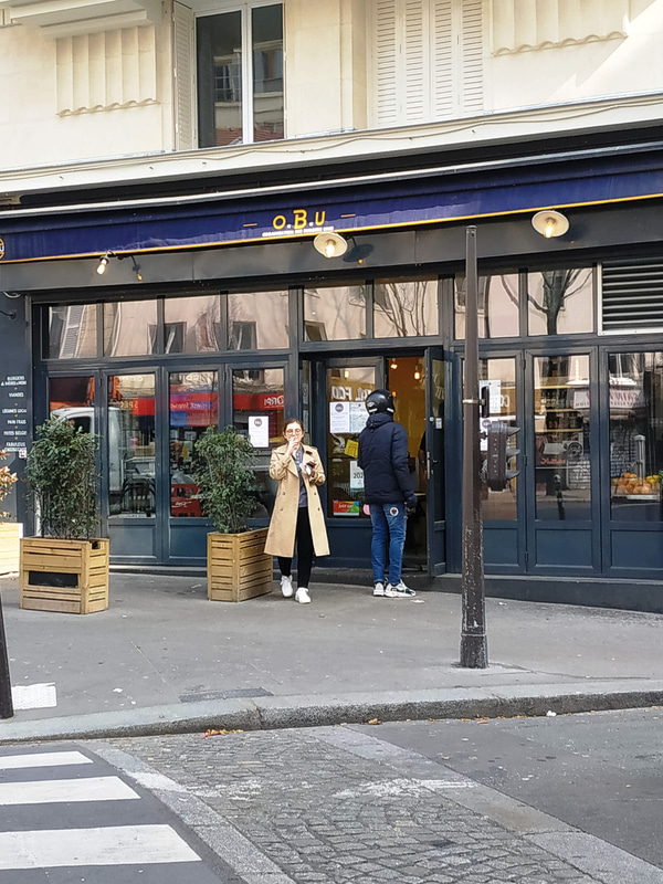 飲食店の営業は禁止なのですが、テイクアウトとデリバリーはOK。デリバリーをする人の姿がとにかく多いです
