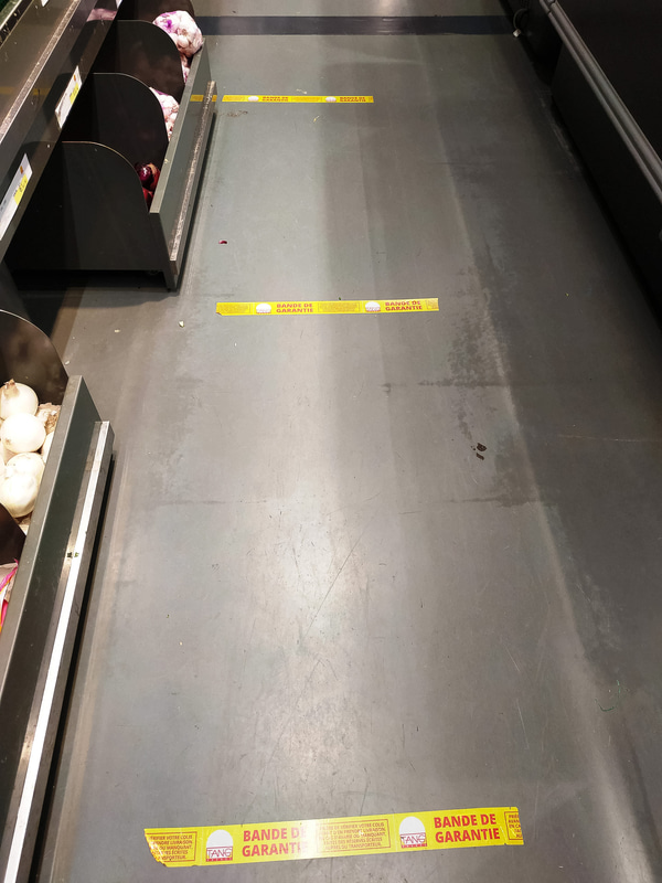店内には1mの間隔を示すテープが張ってありました